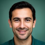 Retrato de Pedro con un fondo sobrio y expresión confiada
